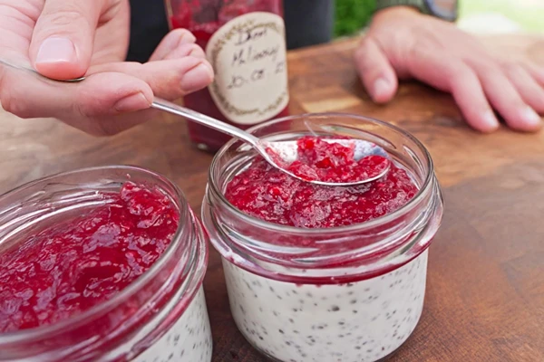Budincă de chia cu cocos și dulceață de zmeură