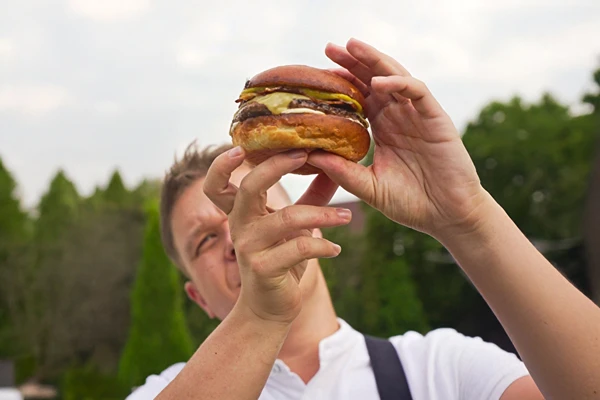 Burger cu ketchup de banane, bacon și maioneză cu whisky