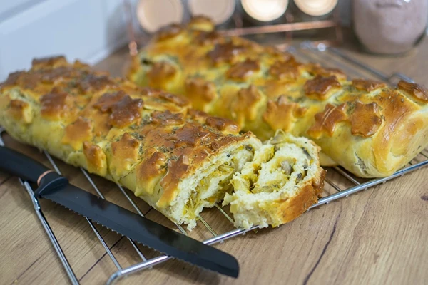 Kulebiak din aluat dospit cu varză și ciuperci champignon