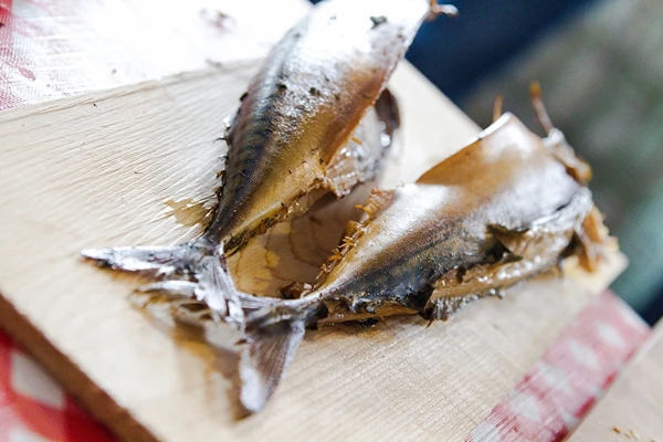 Macrou afumat de casă în marinadă habanero