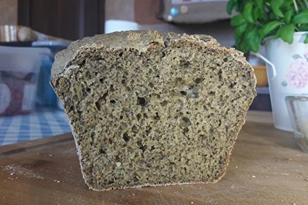 Pâine de casă fără gluten cu făină de cânepă