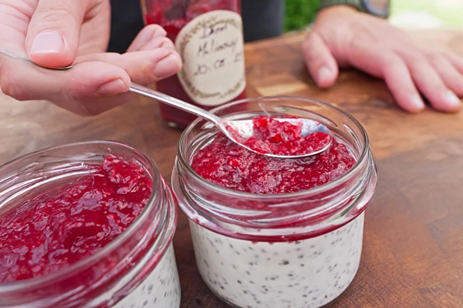 Budincă de chia cu cocos și dulceață de zmeură