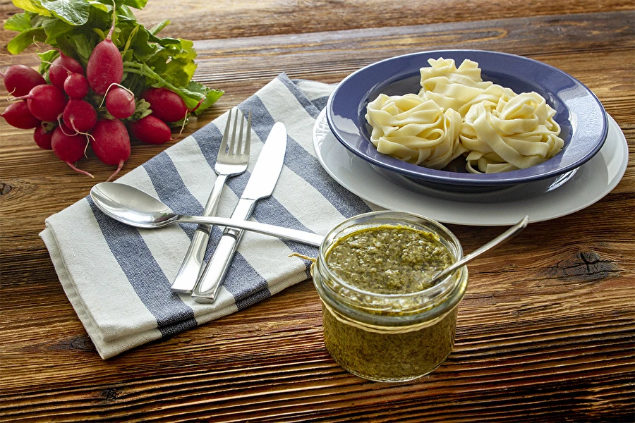 Pesto din frunze de ridiche